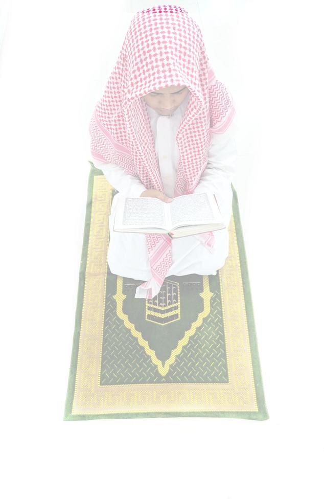 Indonésia. 31 de janeiro de 2023. foto de homem lendo um Alcorão pronto para o Ramadã.