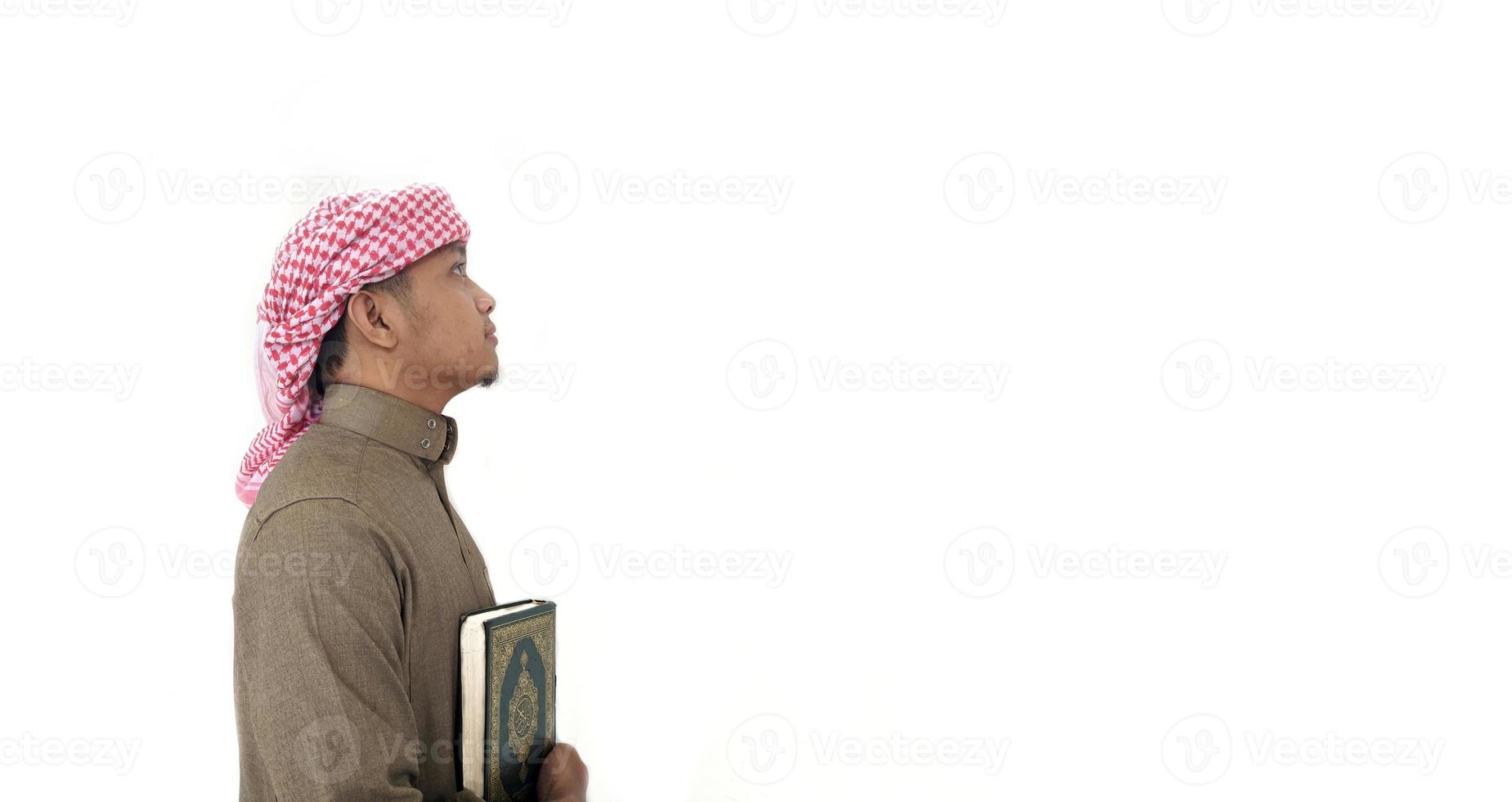 homem segurando e lendo o Alcorão. fundo islâmico foto