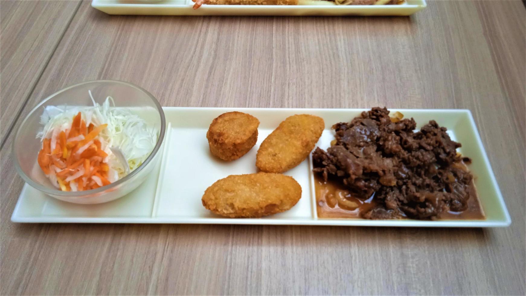 comida japonesa em uma mesa de madeira, em um restaurante japonês foto