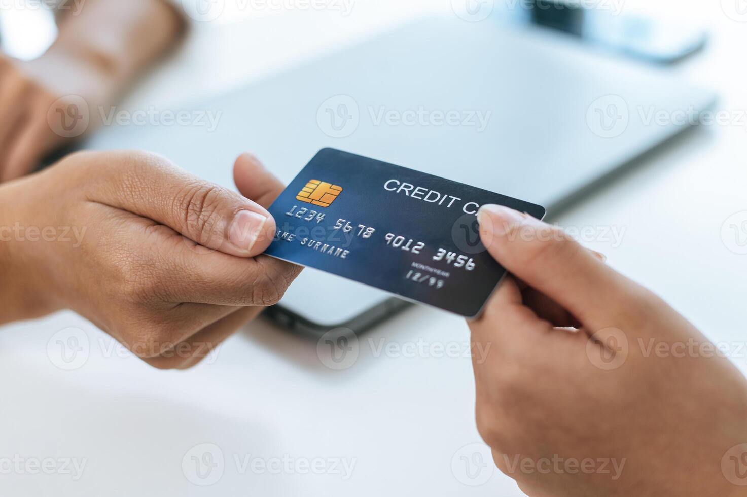 jovem empresária pagando ordem com pagamento sem contato com cartão cardit foto
