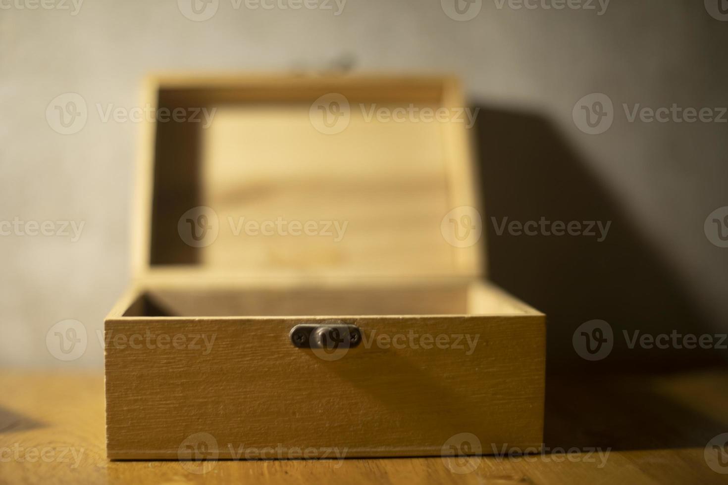 caixão de madeira. caixa de tábuas. pequeno caixão. foto