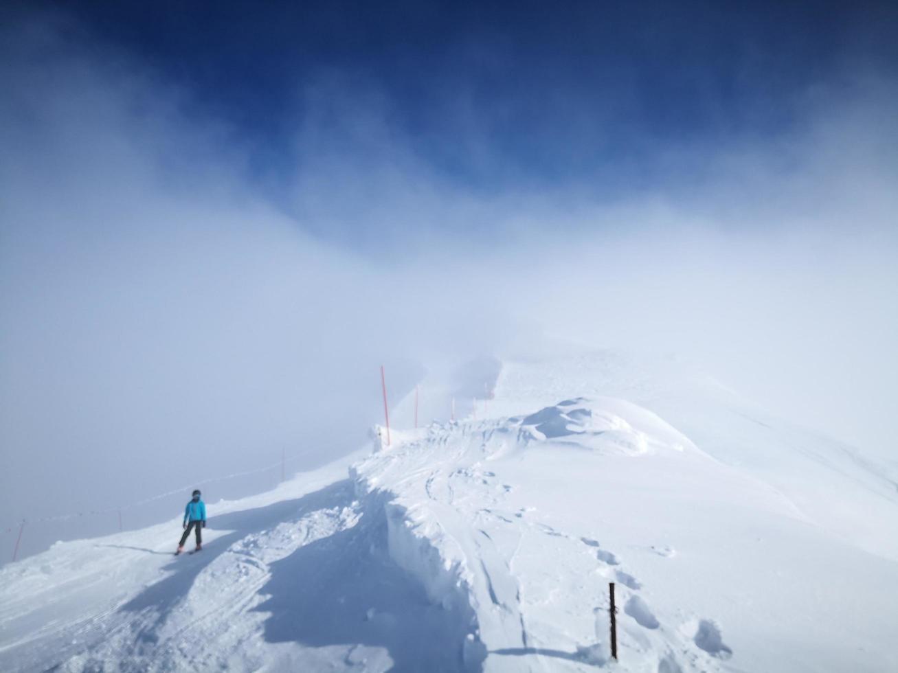 esquiar através de uma tempestade de neve na montanha foto