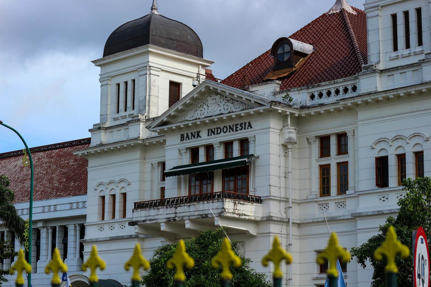 yogyakarta, indonésia em novembro de 2022. o edifício histórico do escritório do banco yogyakarta na indonésia foto