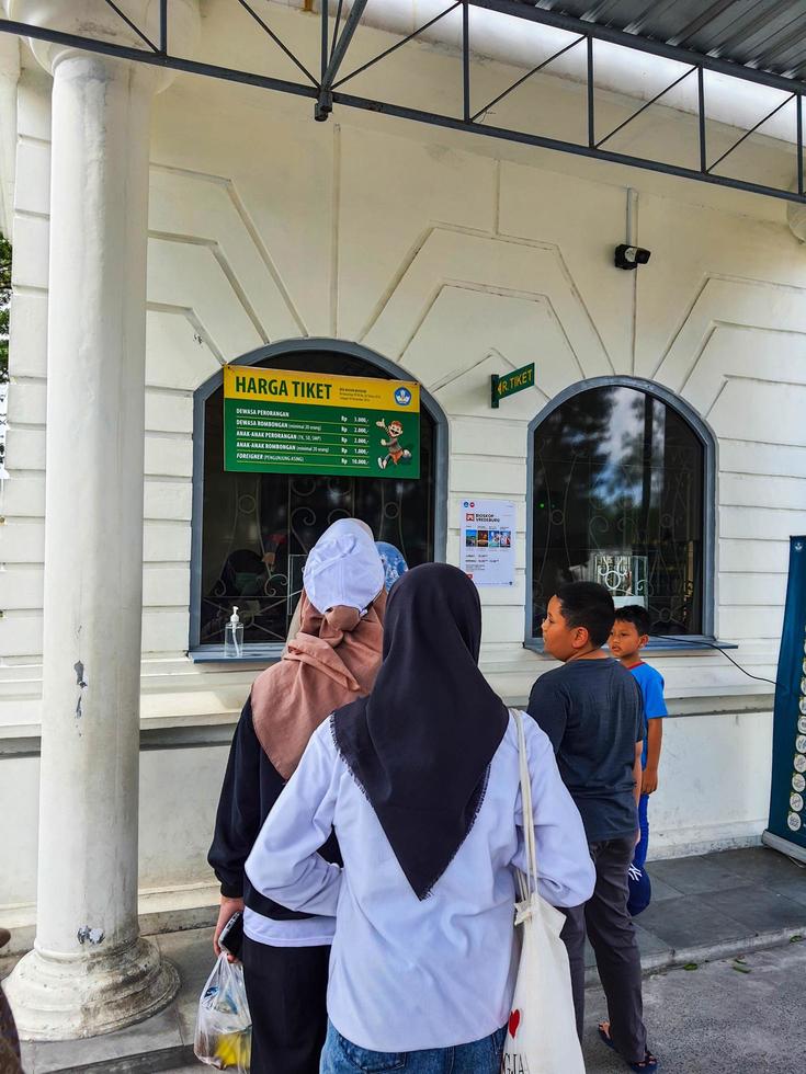 yogyakarta, indonésia em novembro de 2022. turistas fazem fila para comprar ingressos para o museu fort vredeburg. foto