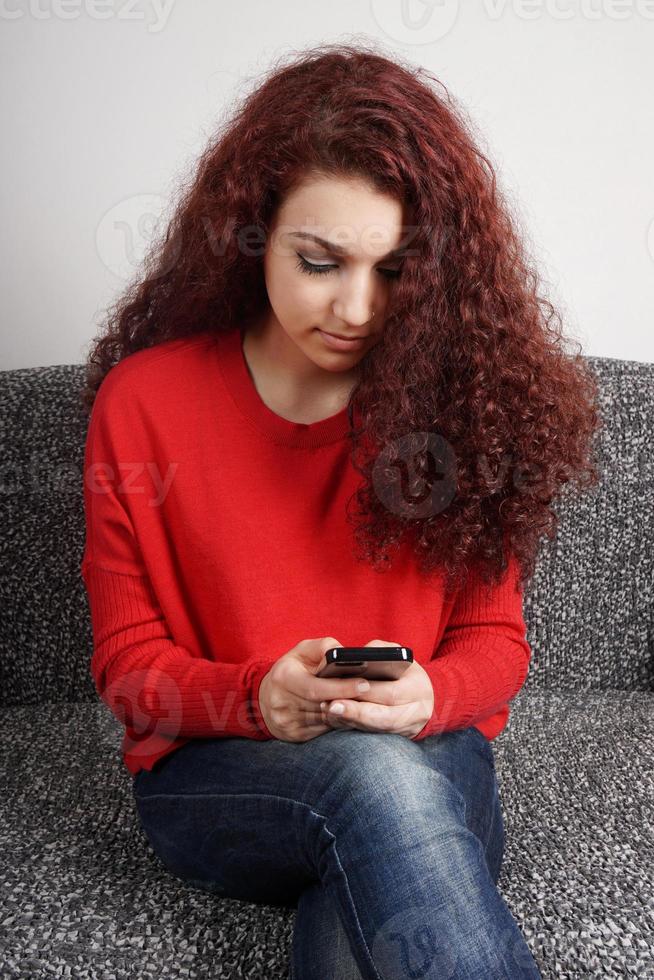 menina verificando seu smartphone foto