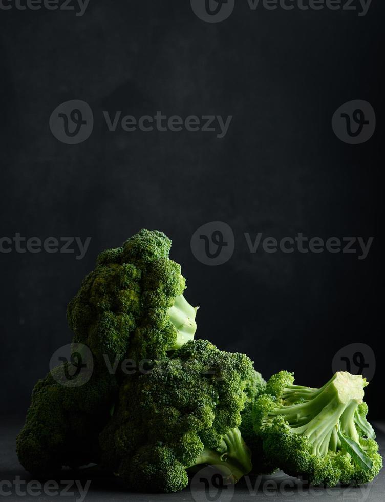 cabeça verde fresca de brócolis em fundo preto foto