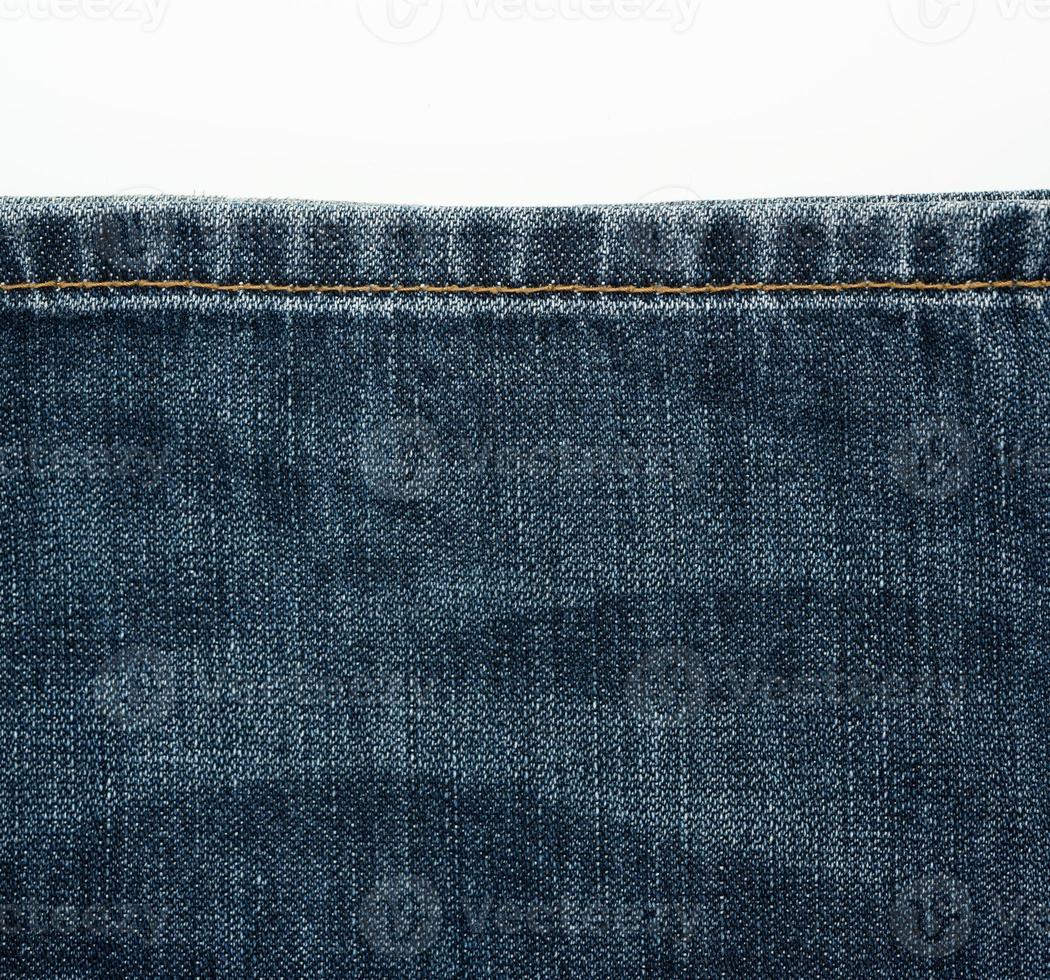 linha de costura de fios marrons em jeans azul foto