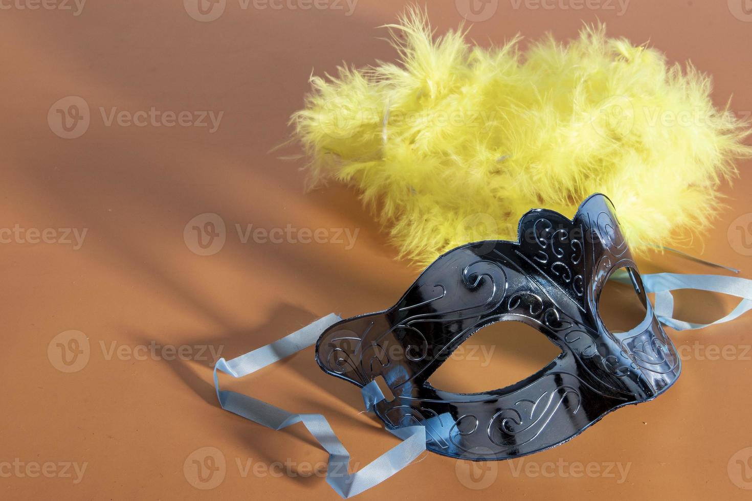 máscara de carnaval veneziano, formando moldura em um dos cantos inferiores com espaço para texto foto