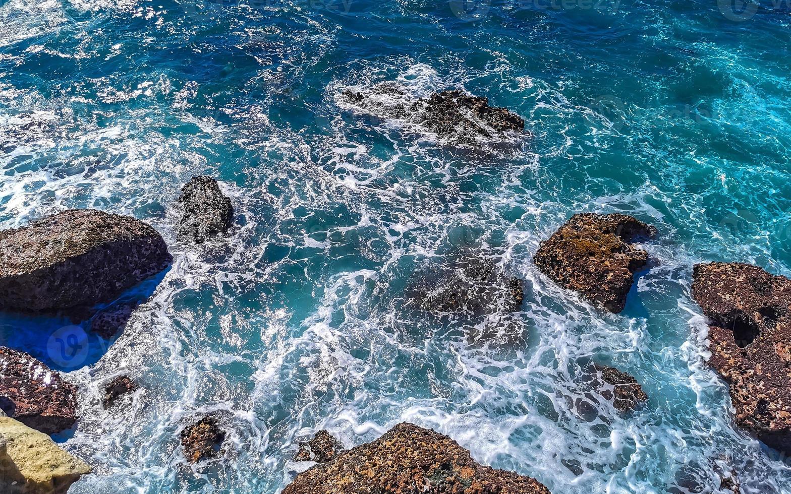belas rochas falésias ver ondas na praia puerto escondido méxico. foto