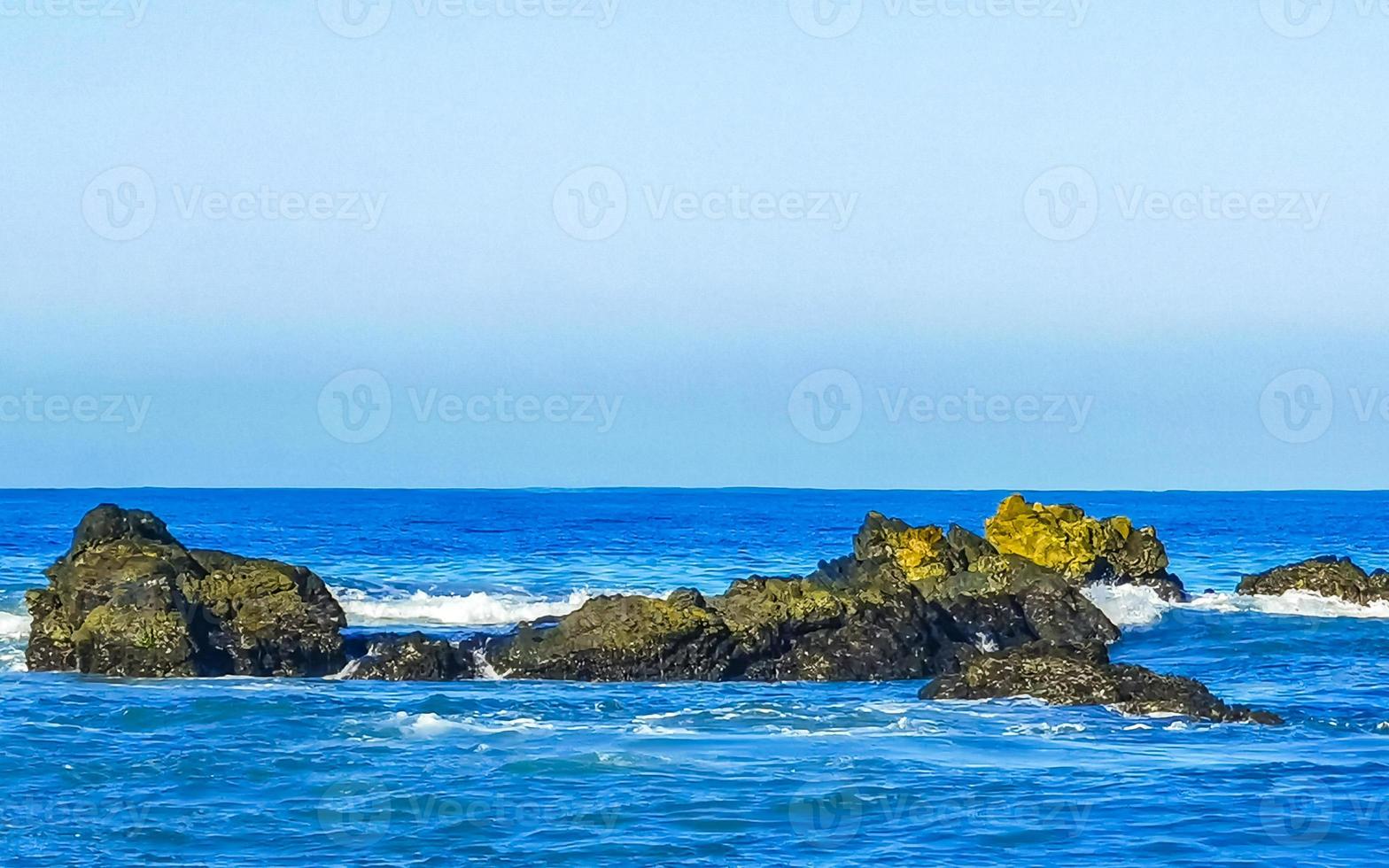 belas rochas falésias surfista ondas na praia puerto escondido méxico. foto