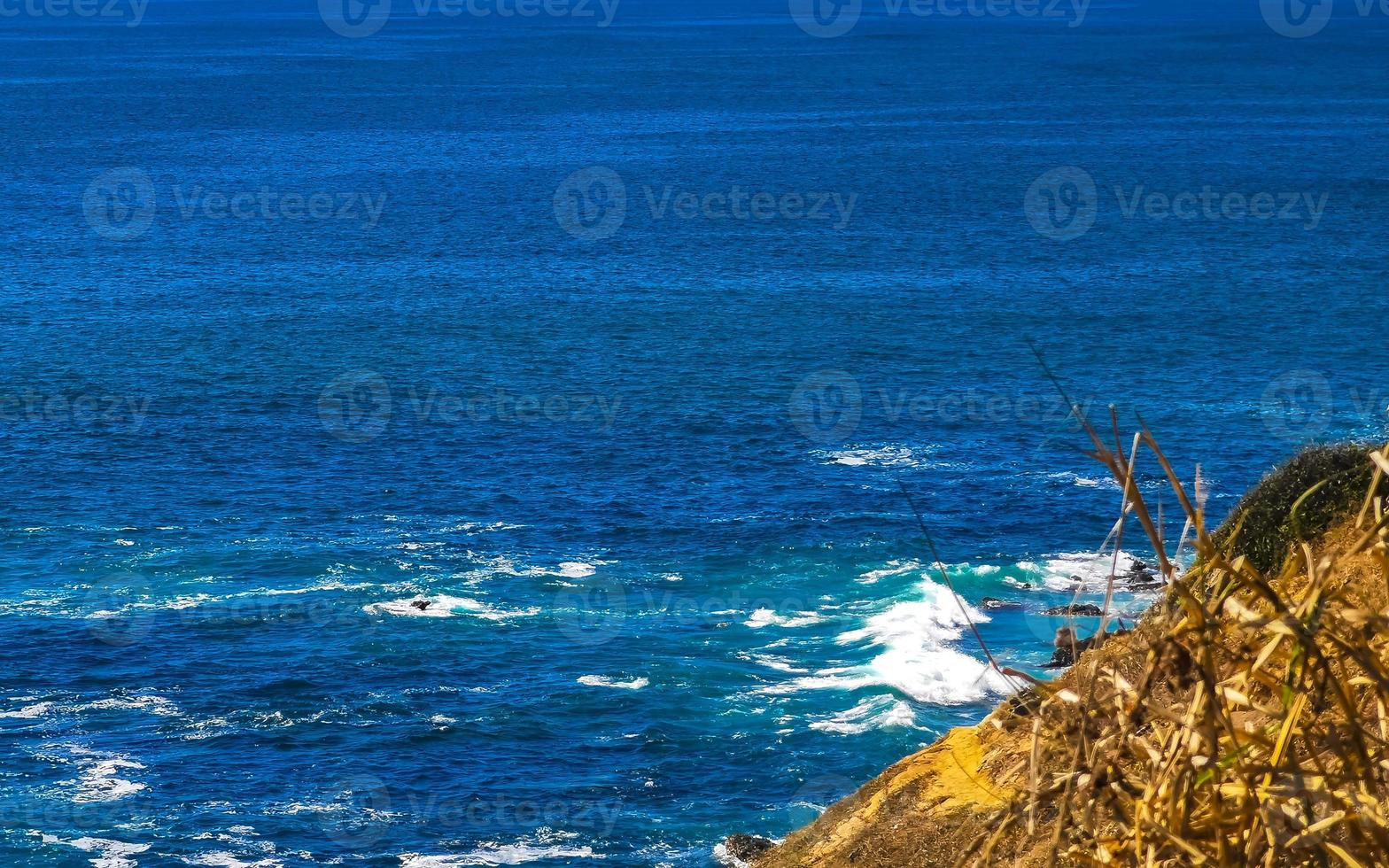 belas rochas falésias ver ondas na praia puerto escondido méxico. foto