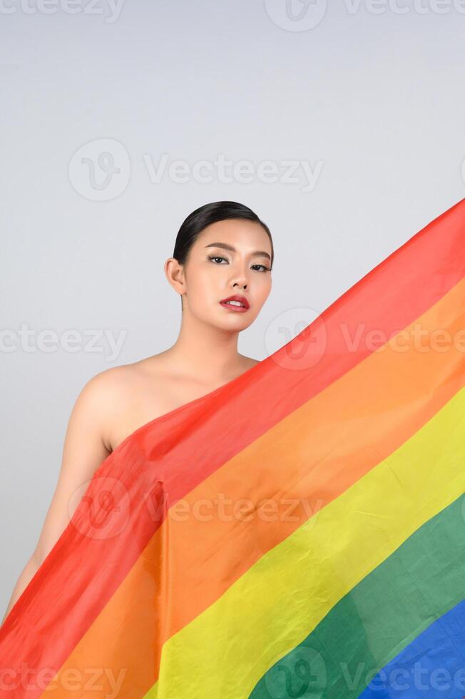 pose lgbq de mulher bonita com bandeira multicolorida foto