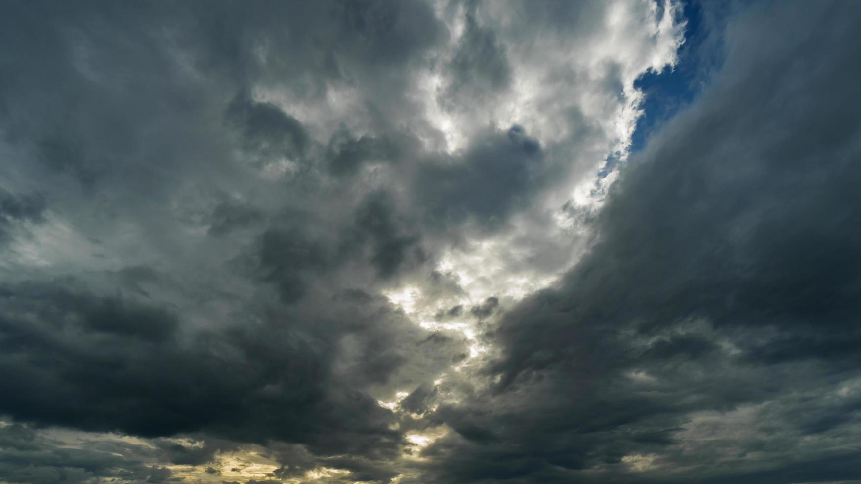 nuvens de tempestade dramáticas no céu escuro foto