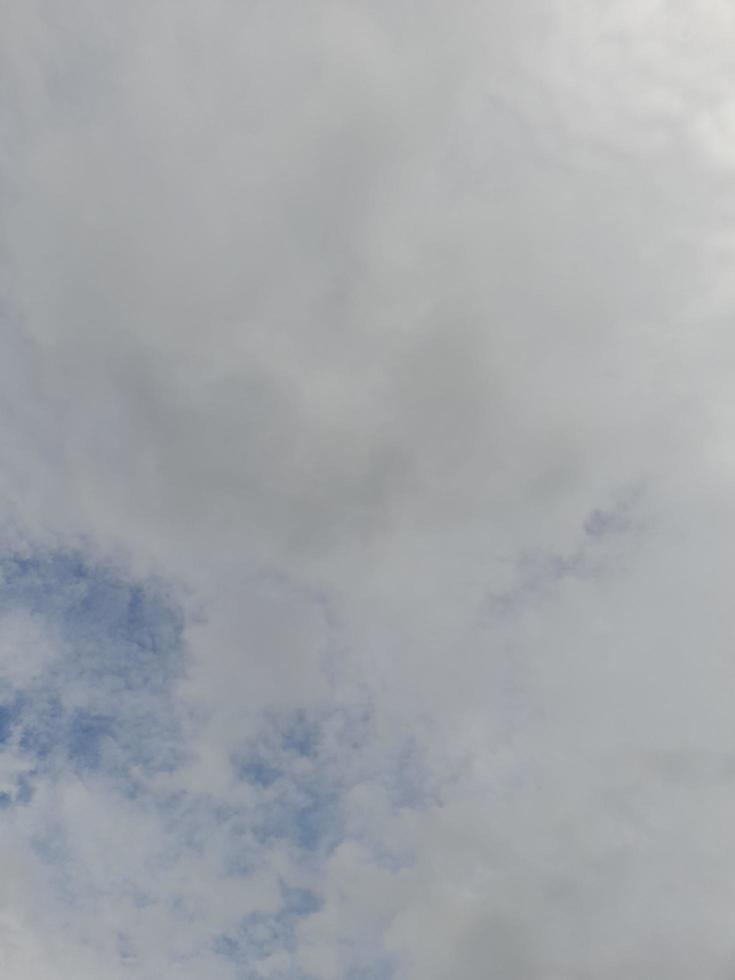 céu escuro com nuvens durante o dia na ilha de lombok, indonésia foto