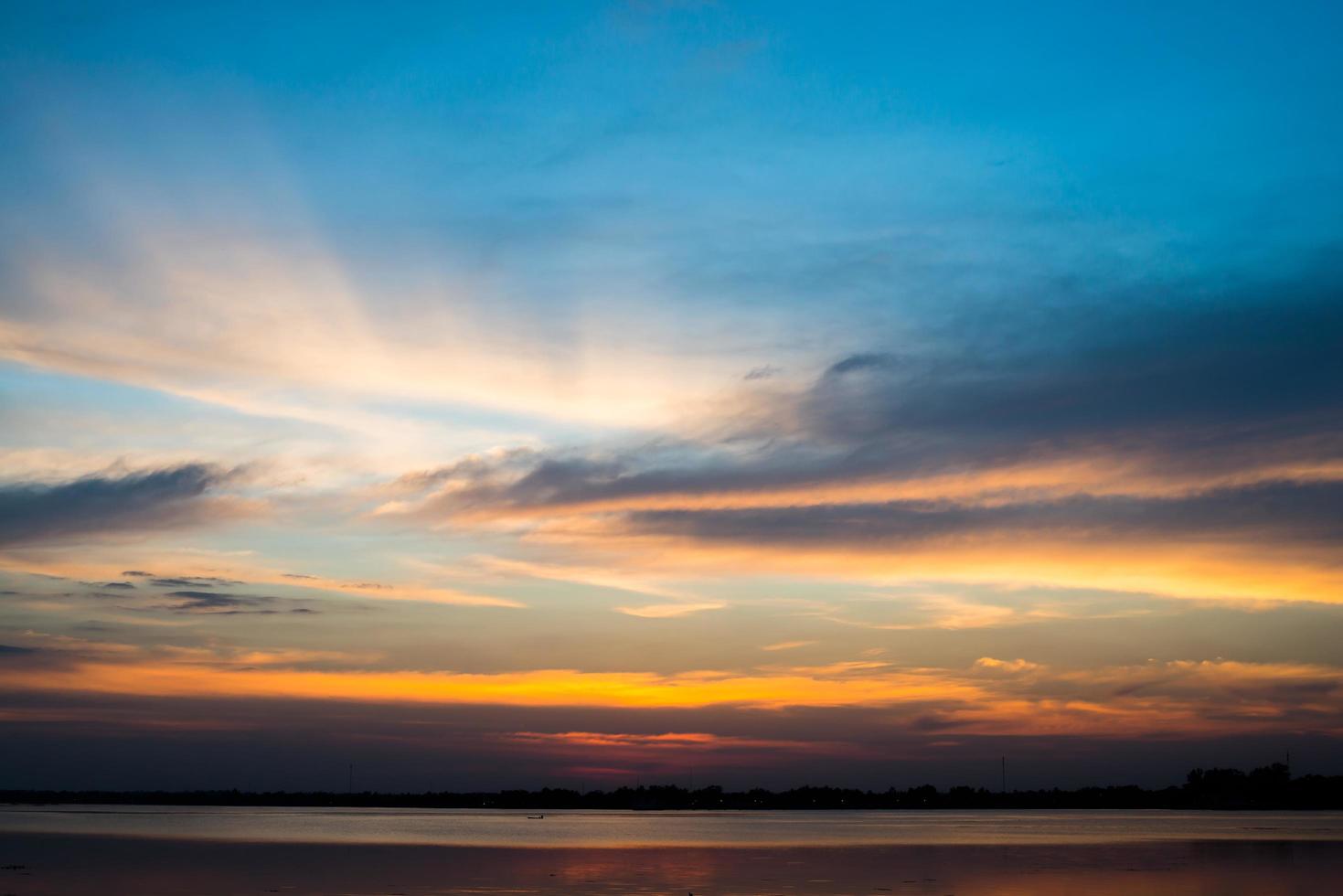 bela paisagem natural com pôr do sol sobre o mar foto