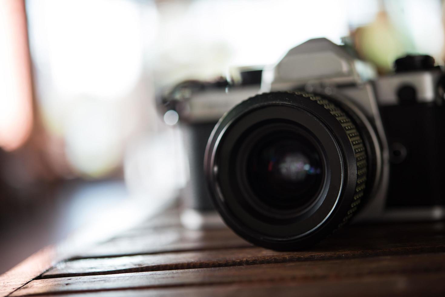 câmera de filme vintage em mesa de madeira foto
