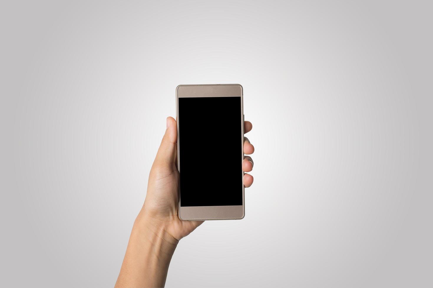 mão de uma mulher segurando uma tela em branco do telefone inteligente foto