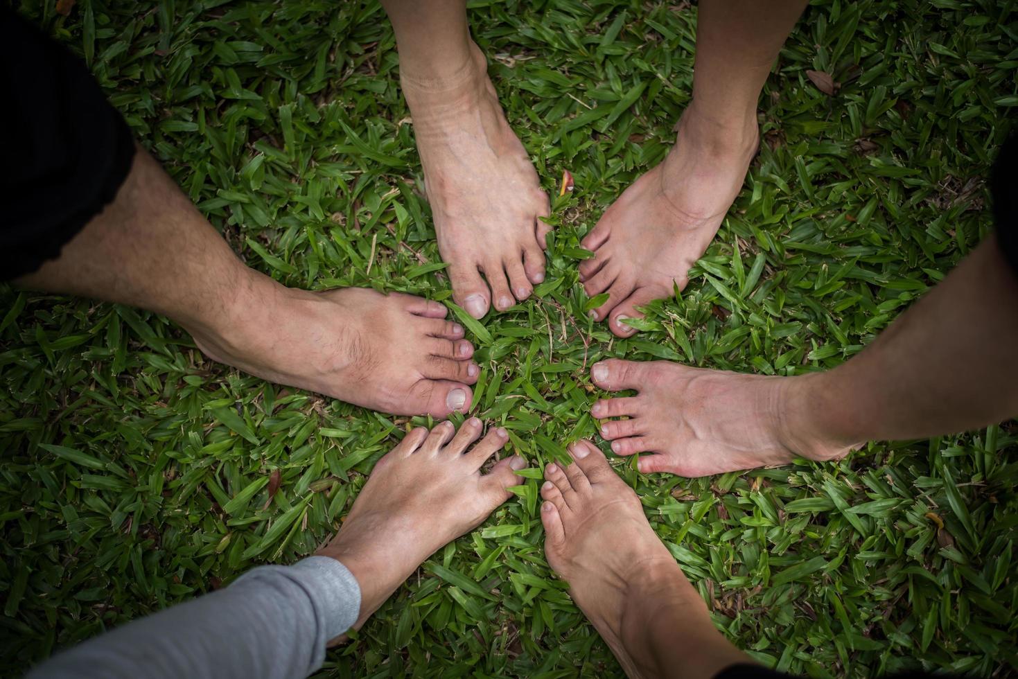 grupo de amigos com os pés descalços juntos foto
