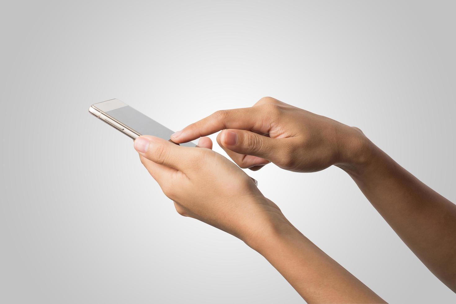 mão de uma mulher segurando uma tela em branco do telefone inteligente foto