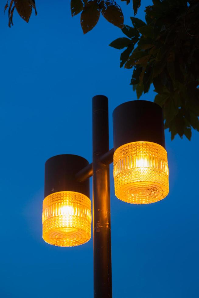 luzes da rua à noite foto