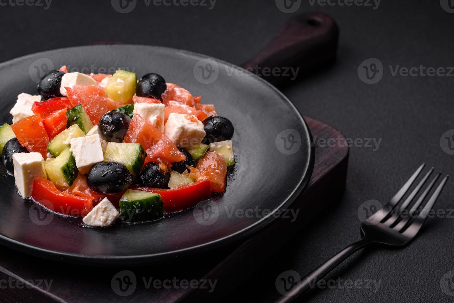 deliciosa salada grega fresca com azeitonas, tomates, pepinos e queijo feta foto