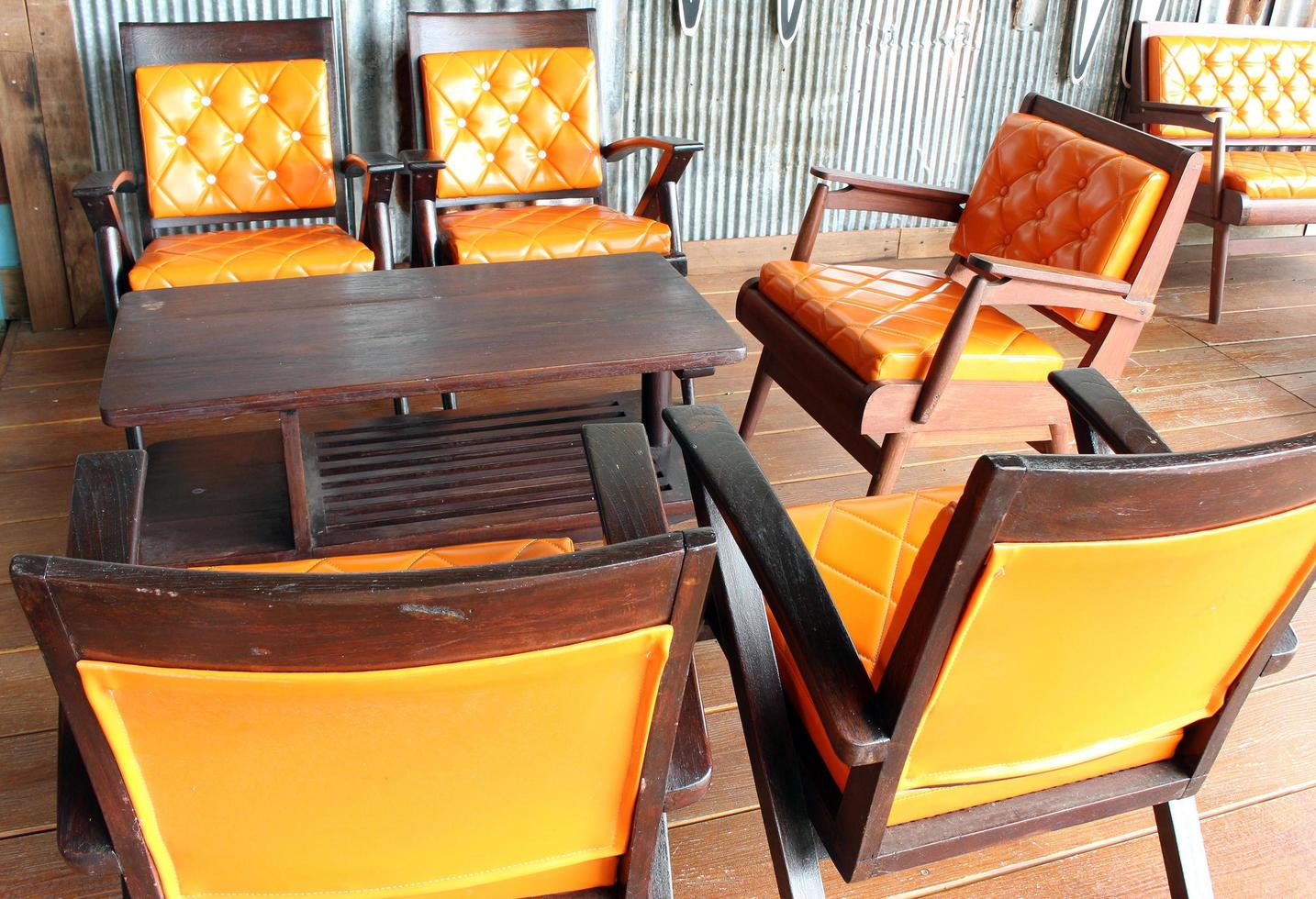 cadeiras e mesa de couro laranja foto