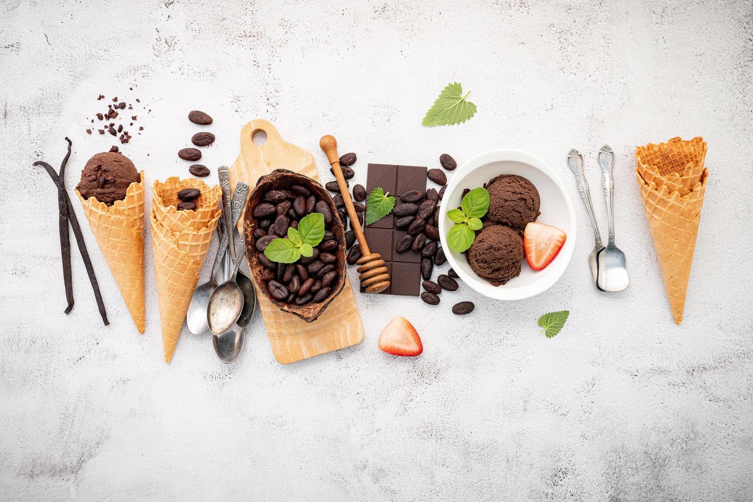 sabores de sorvete de chocolate em tigela com chocolate amargo foto