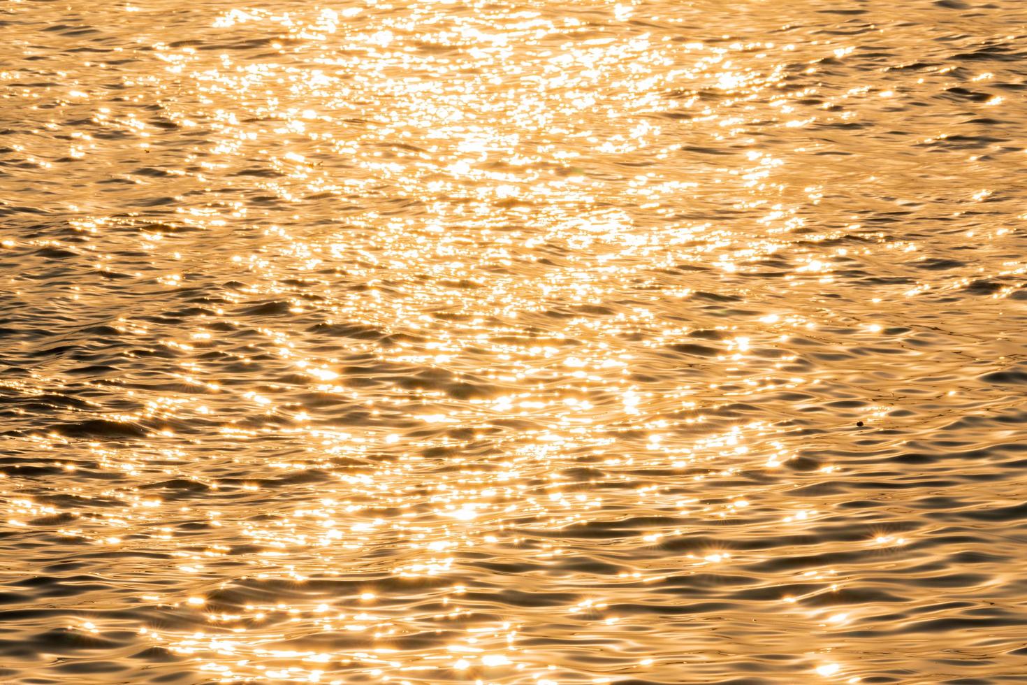 a luz do sol reflete no rio foto