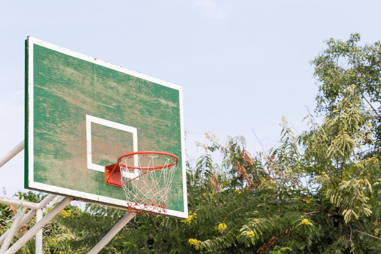 cesta de basquete no parque foto