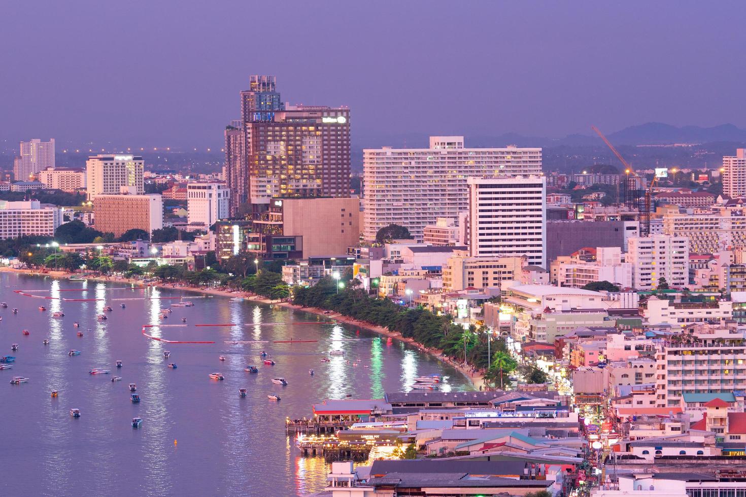 cidade de Pattaya à noite foto