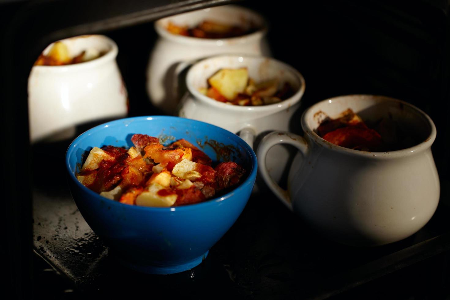 carne de carneiro e batatas foto