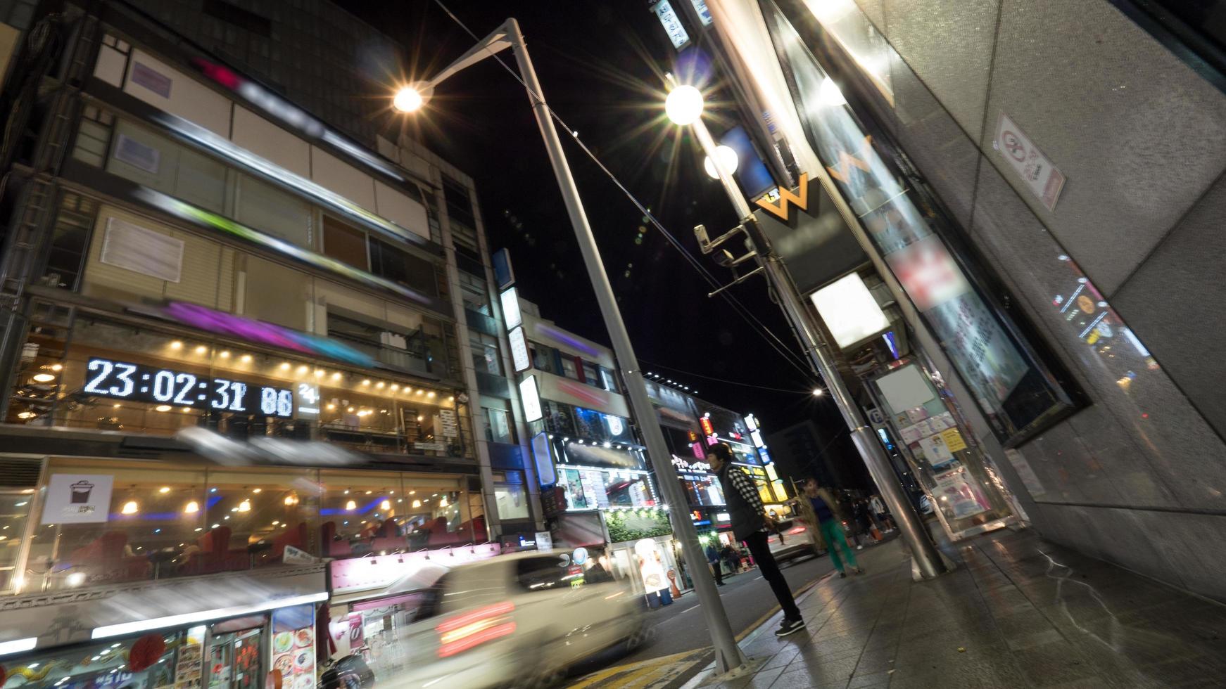 seoul, coreia do sul, 2020 - rua movimentada à noite foto