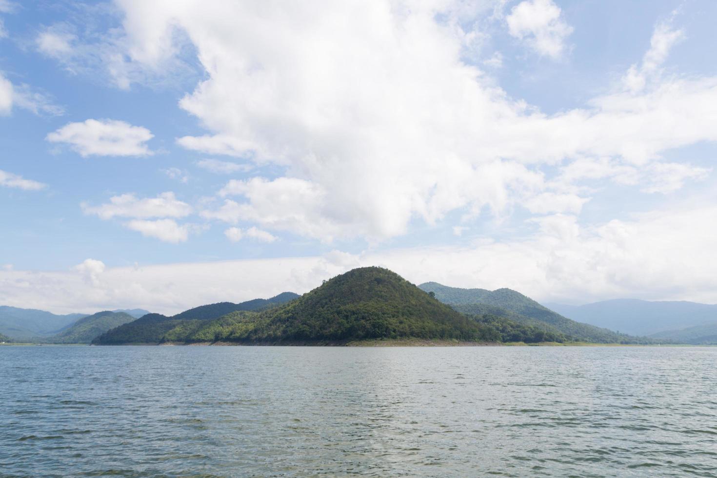 montanhas e água no reservatório foto