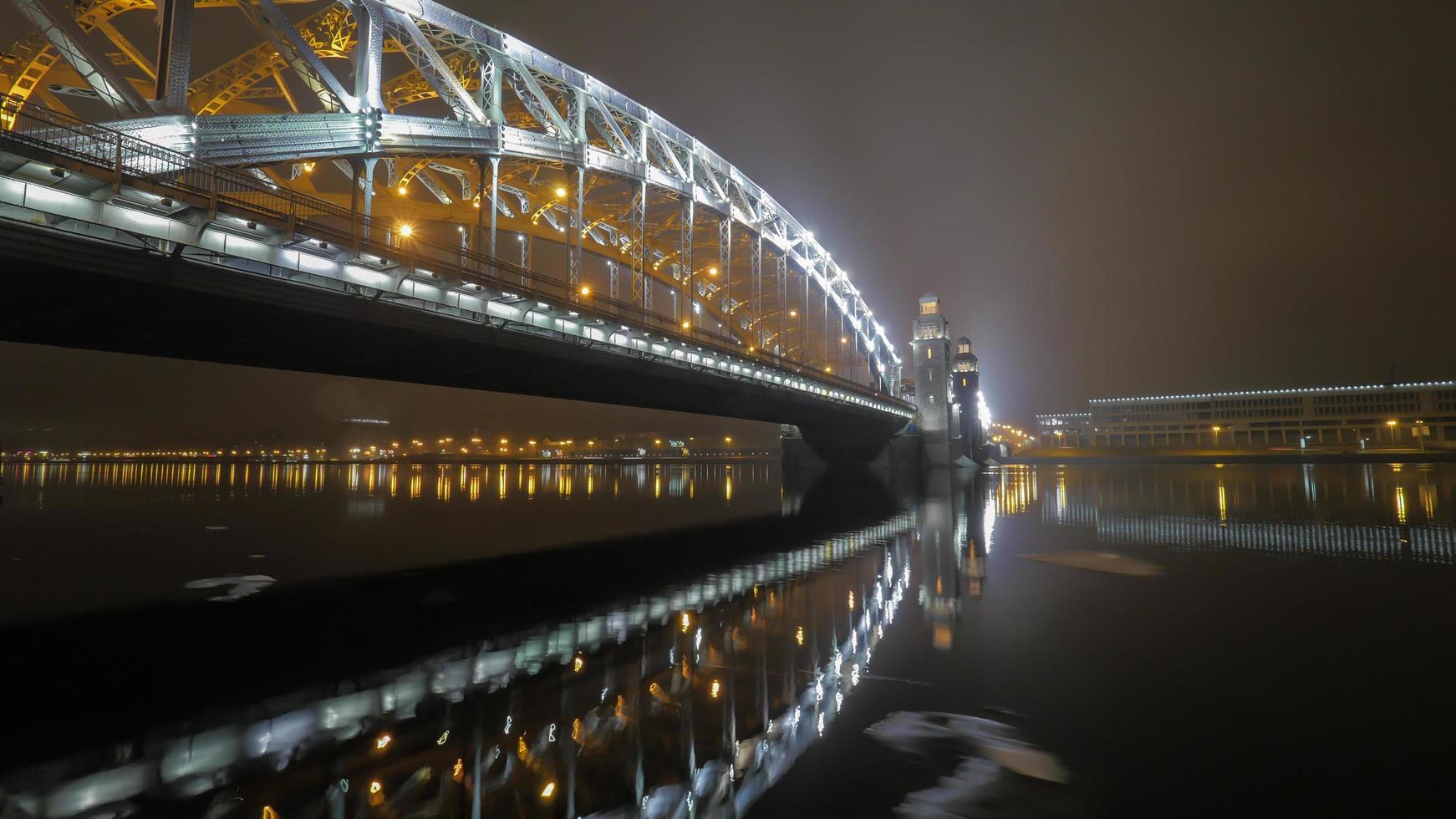 st. Petersburgo, Rússia, 2020 - ponte Bolcheokhtinsky à noite foto