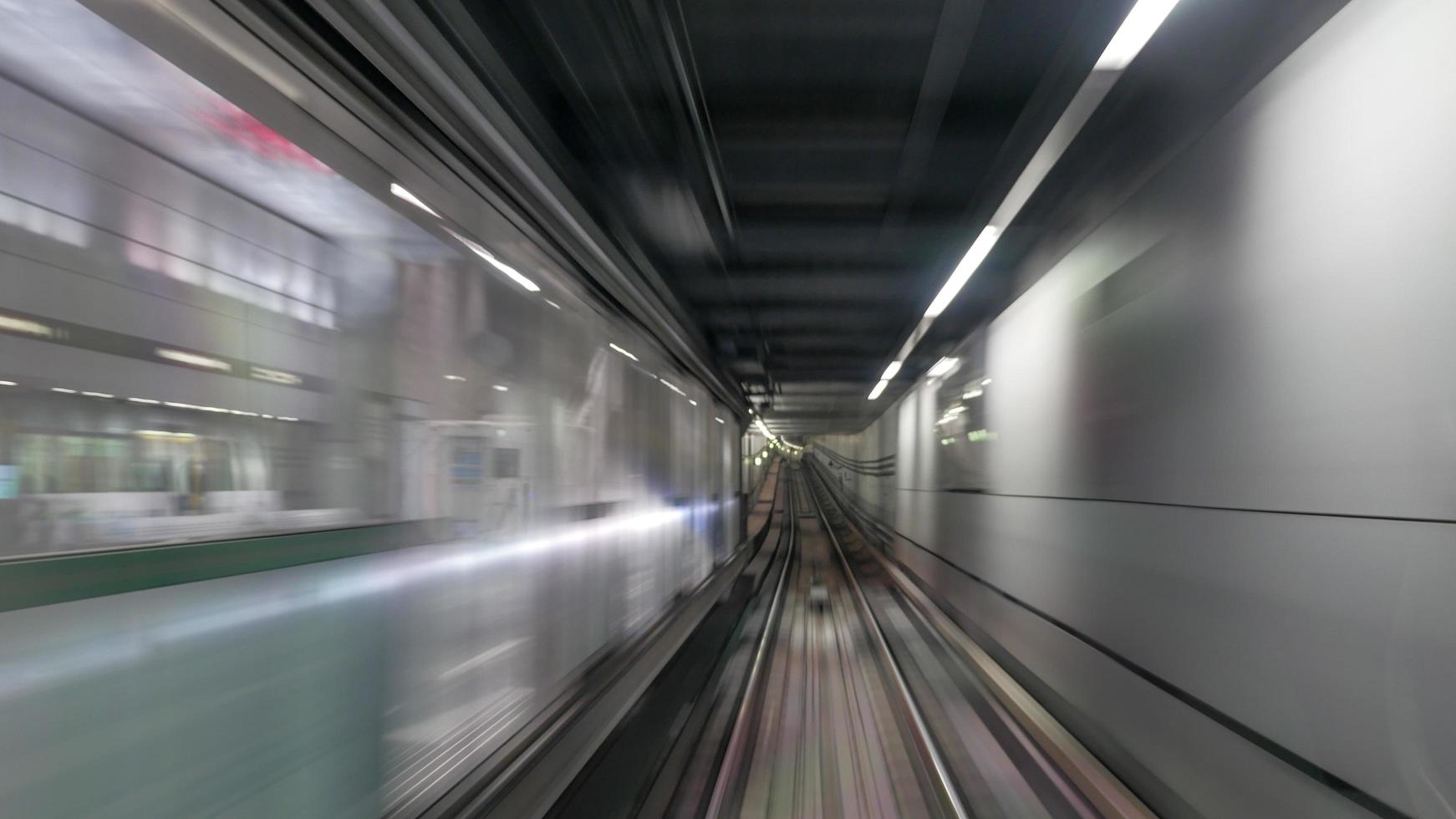 trem de metrô em movimento foto