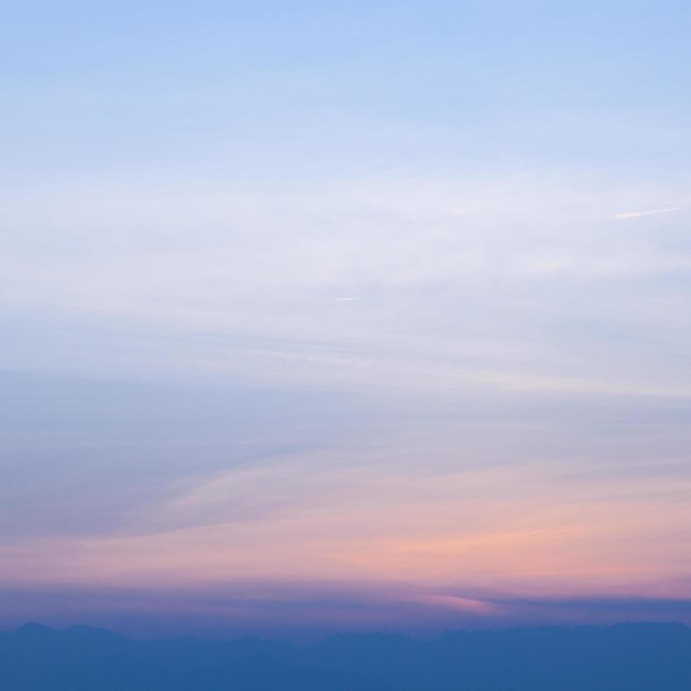 o céu ao pôr do sol foto