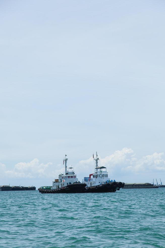 barcos de pesca atracados no mar na tailândia foto