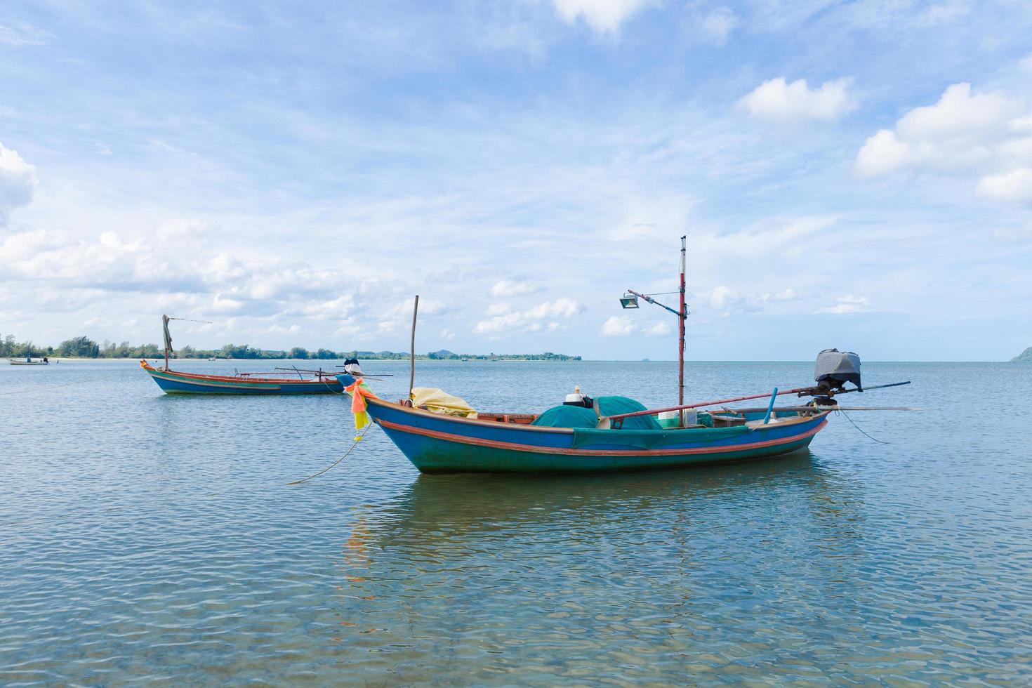 pequenos barcos de pesca na tailândia foto