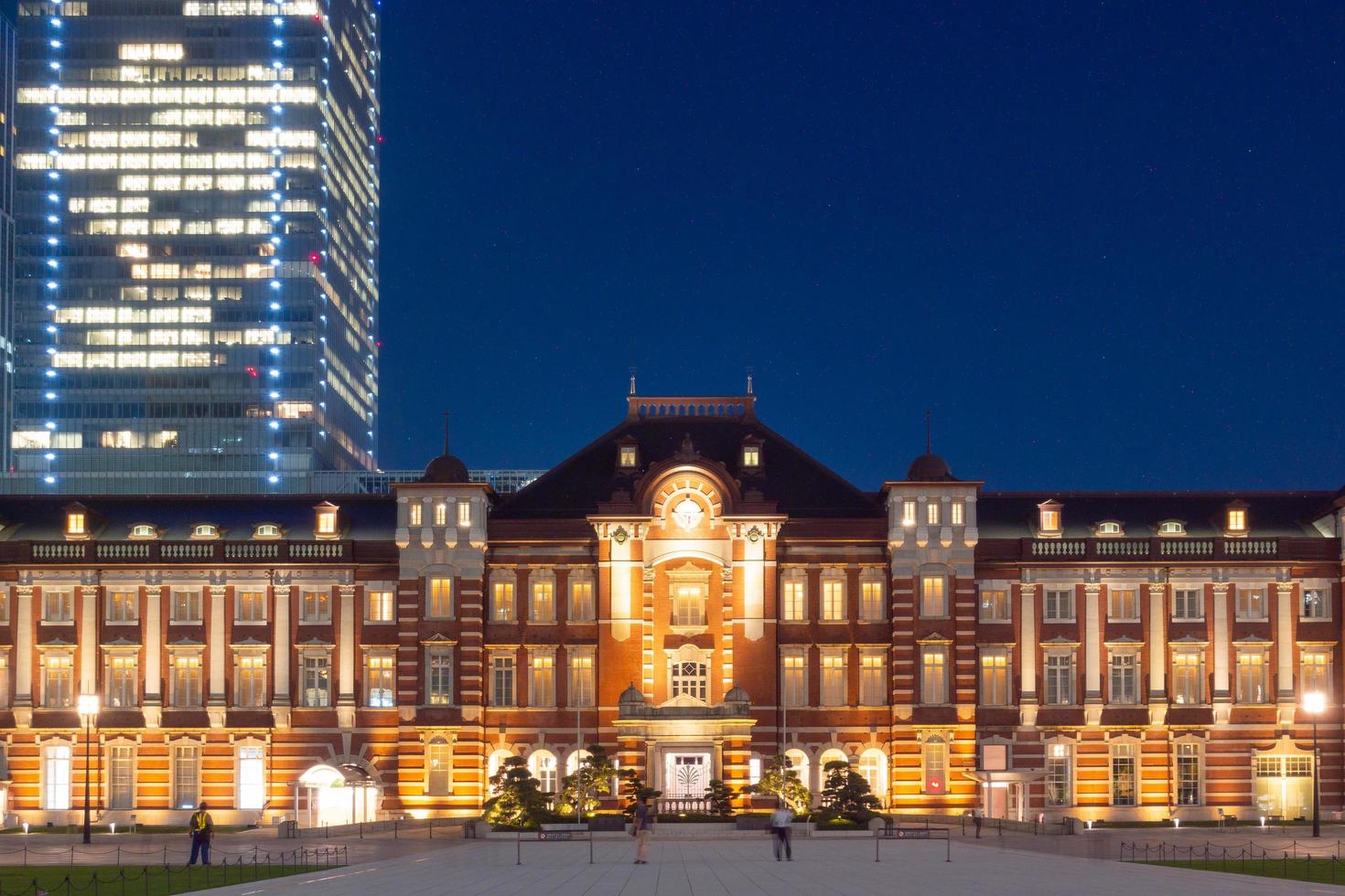 estação ferroviária de Tóquio no crepúsculo foto
