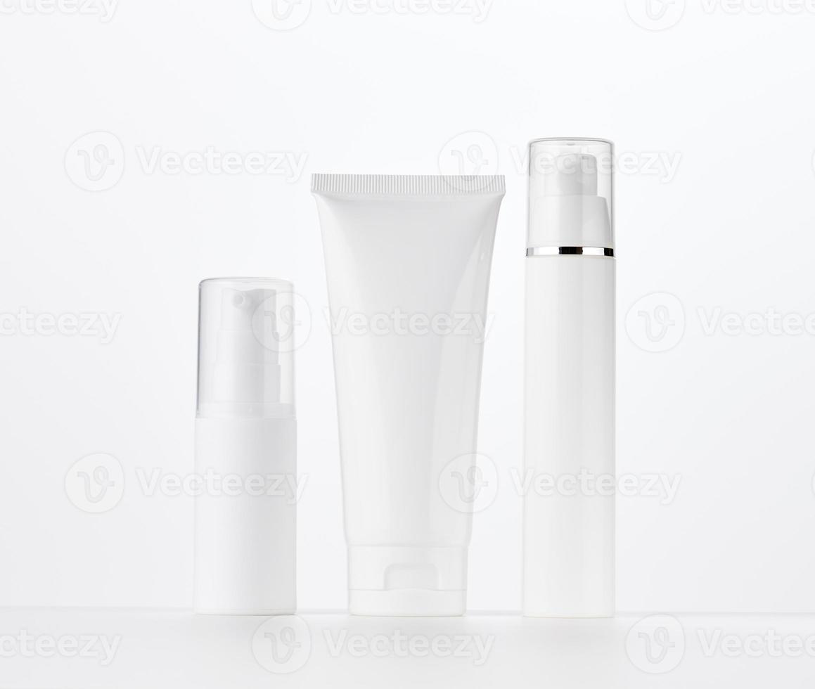 garrafa, esvaziar branco plástico tubos para cosméticos. embalagem para creme, gel, sérum, publicidade e produtos promoção foto