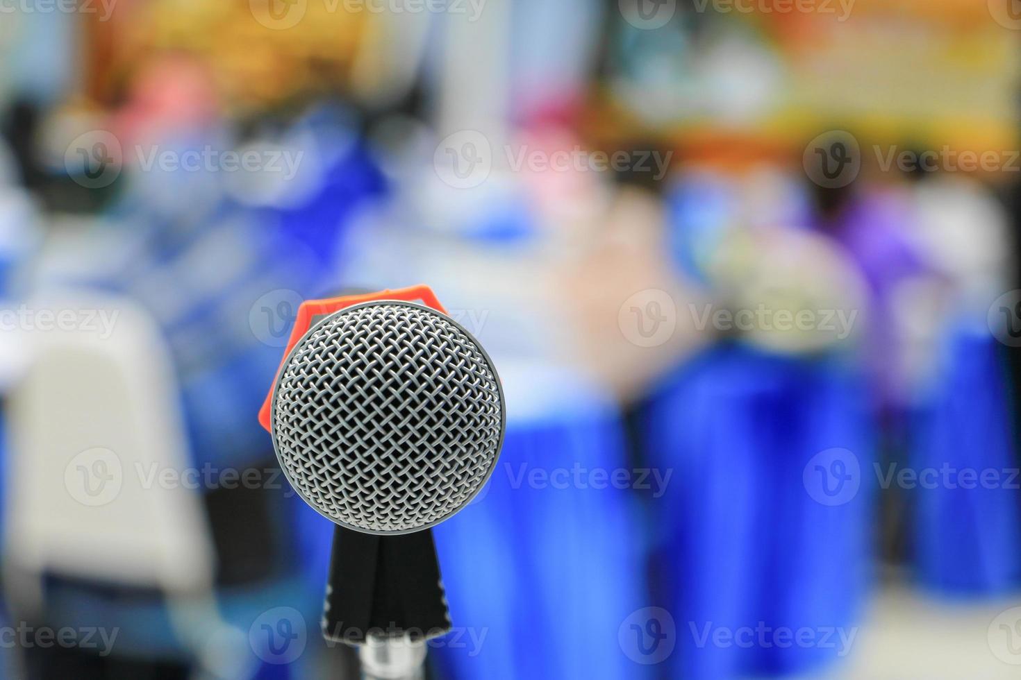 microfone close-up na sala de conferências foto