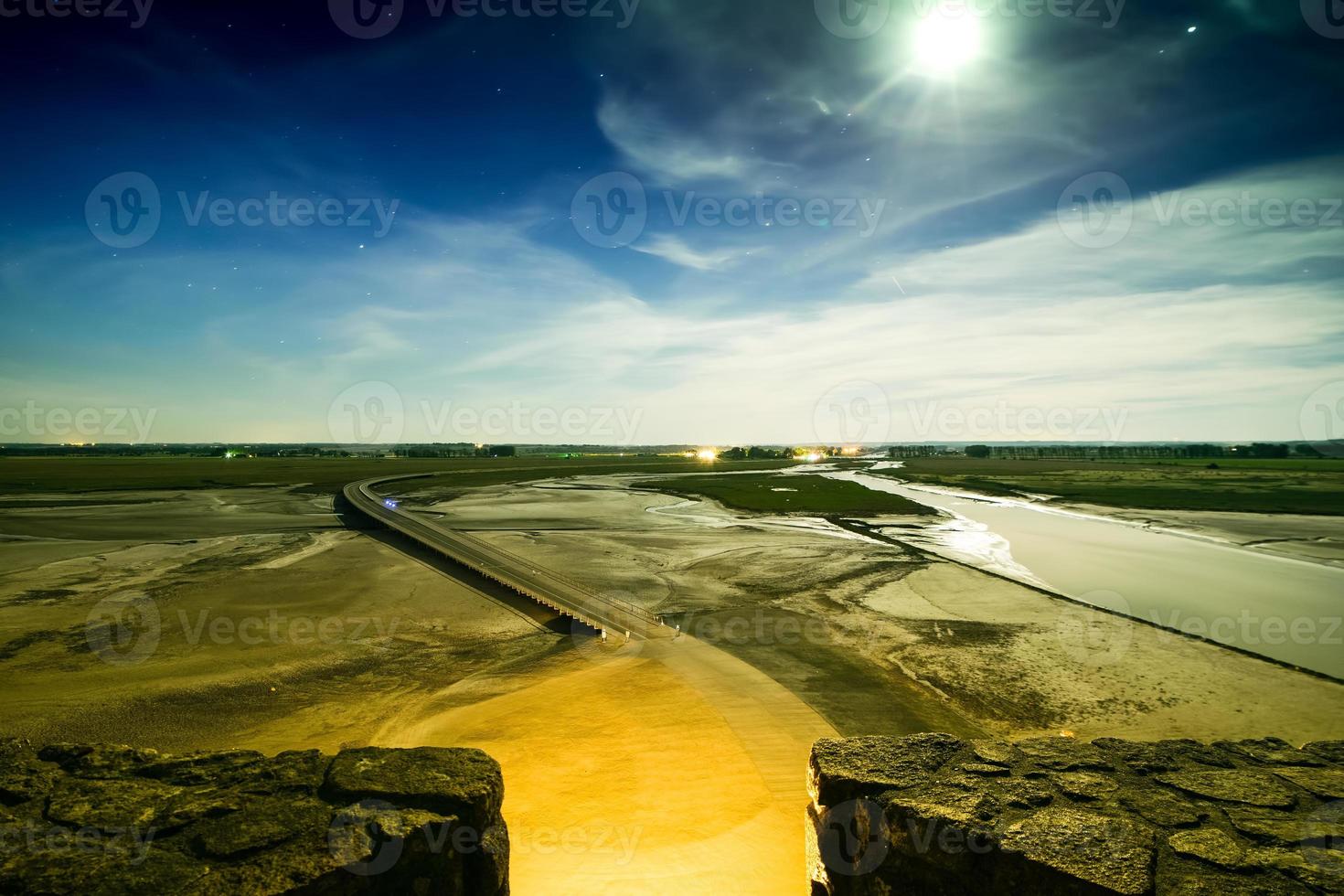 noite céu estrada e estrelado céu panorama a partir de mont saint-michel montar ponto de vista. famoso romântico ponto de referência Visita às noite dentro França foto