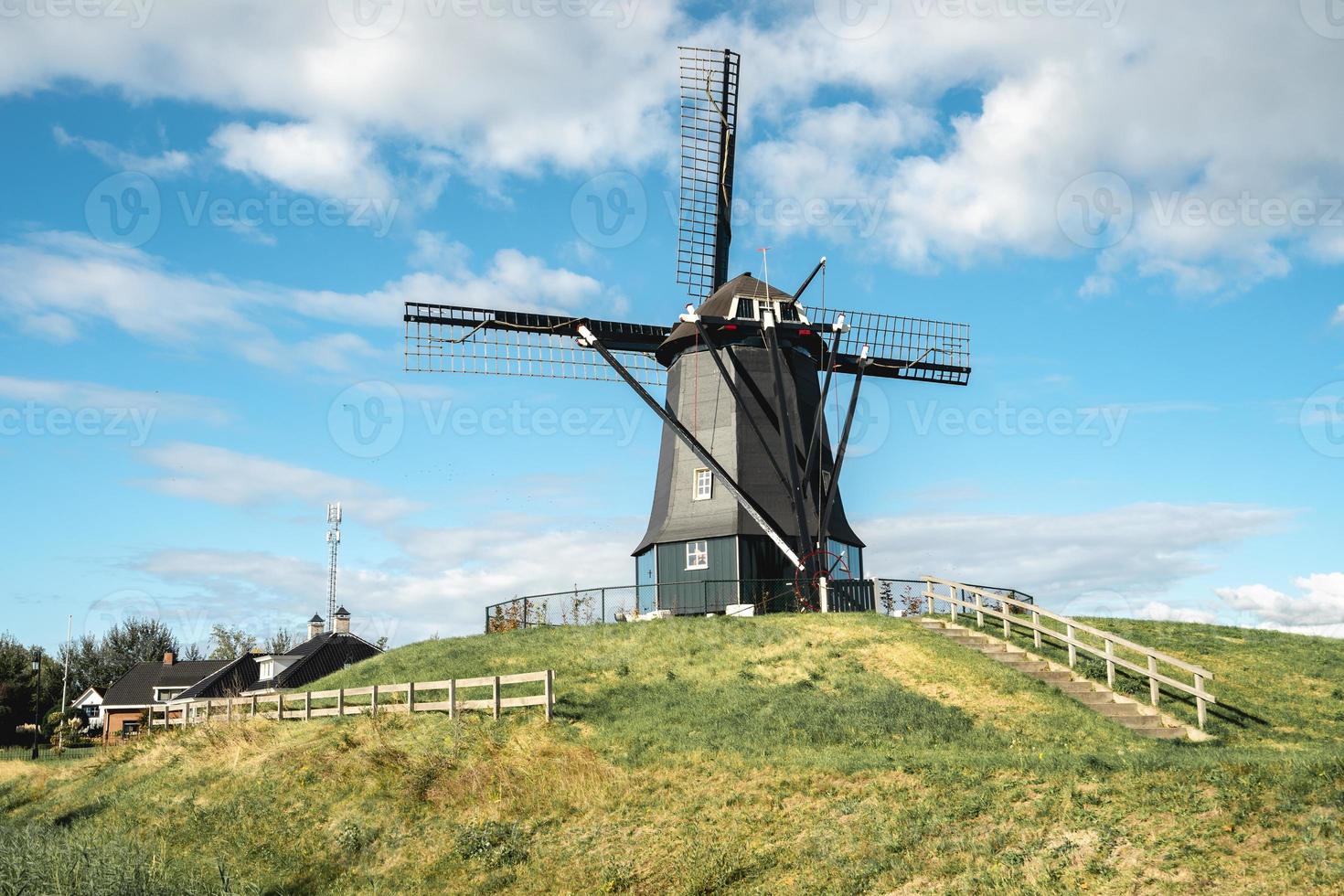 oude molen em kruiningen, zelândia, holanda 25 de setembro de 2022 foto