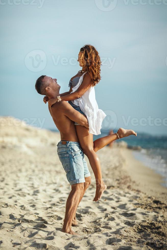 feliz na praia foto