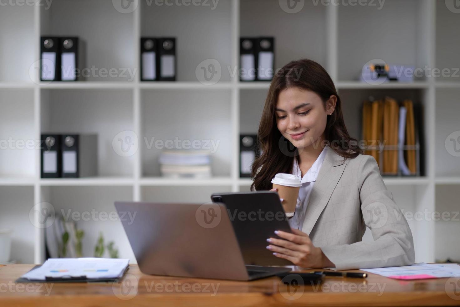 foto de jovem alegre trabalhando usando computador laptop concentrado e sorrindo no escritório