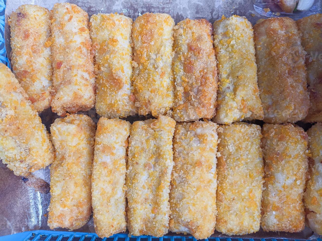 risoles. comida frita típica na indonésia. amplamente encontrado em vendedores de comida de rua foto