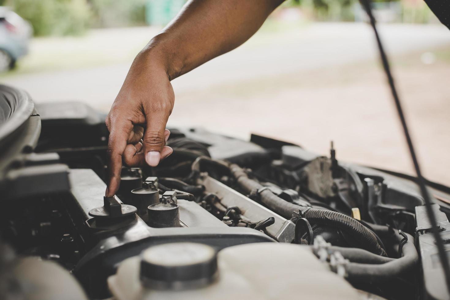 homem verificando o motor de um carro foto