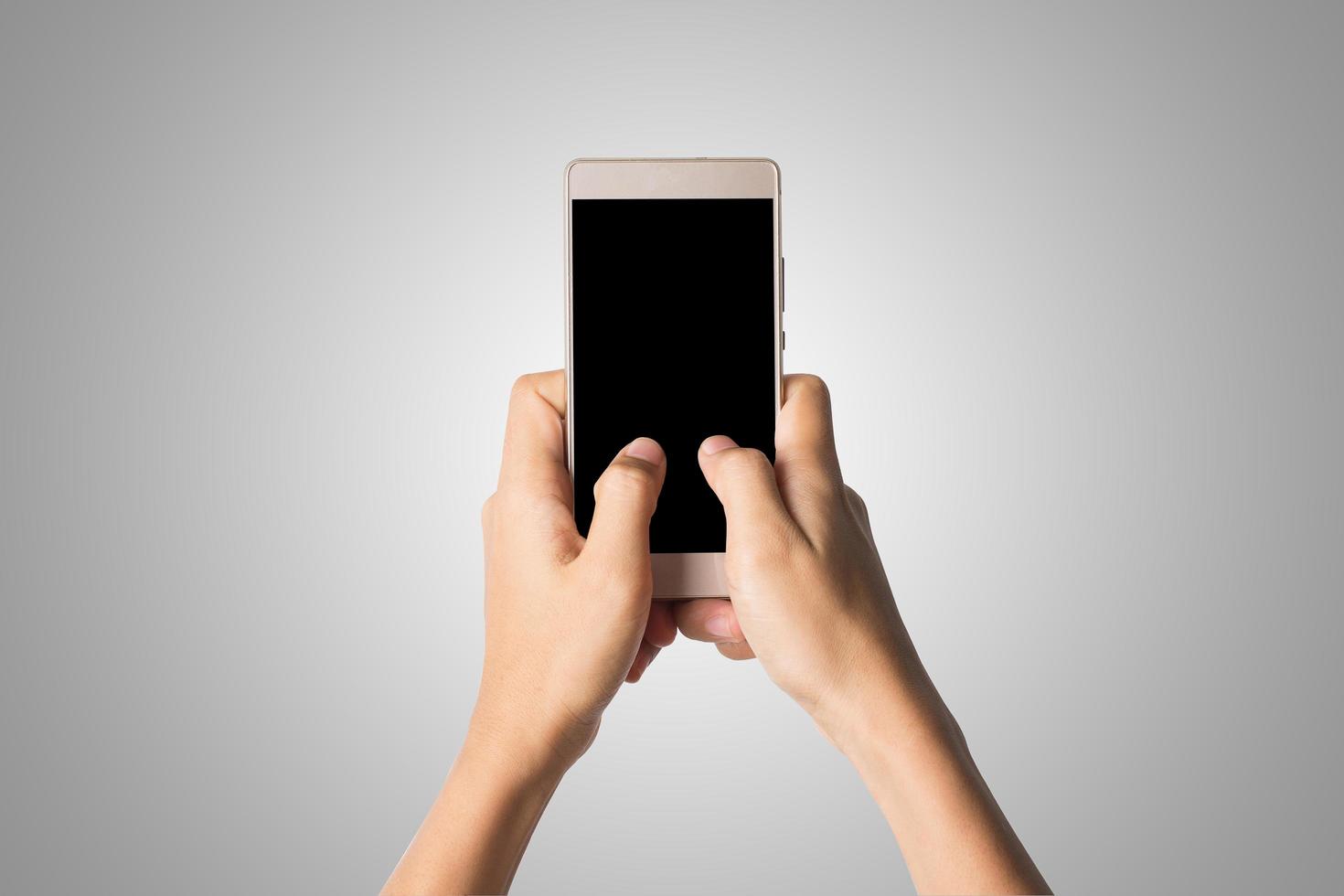 mão segurando um smartphone isolado no fundo branco foto