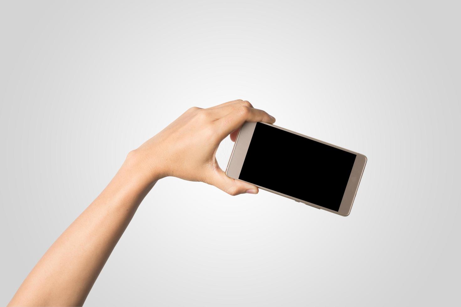 mão segurando um smartphone isolado no fundo branco foto
