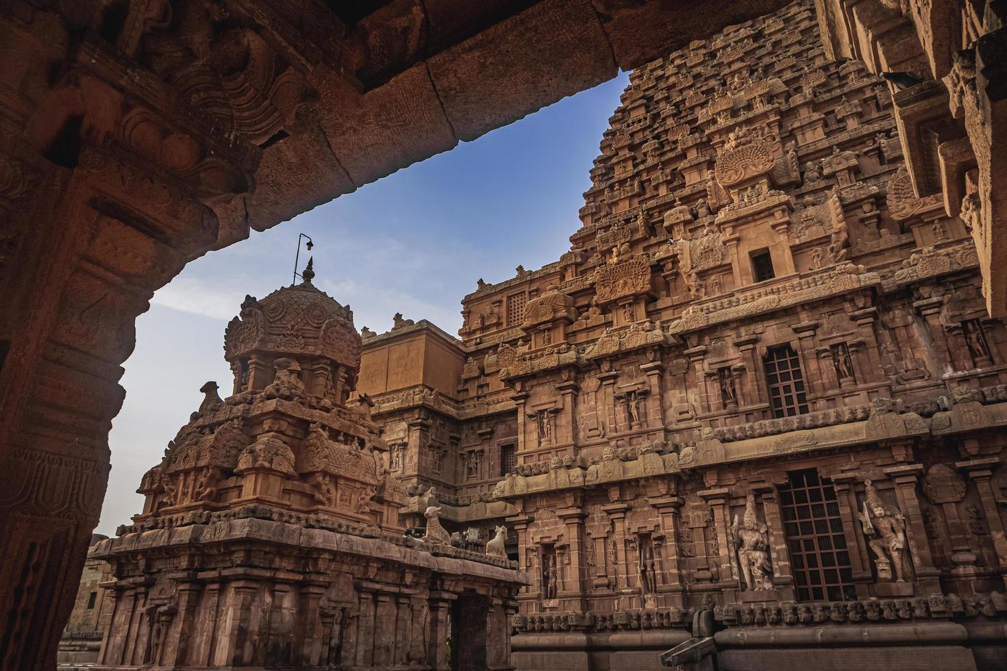 tanjore grande templo ou templo brihadeshwara foi construído pelo rei raja raja cholan em thanjavur, tamil nadu. é o templo mais antigo e mais alto da Índia. este templo listado no patrimônio da unescos foto